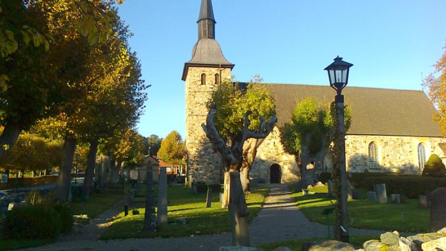 Nedanför byn ligger den gamla 1100-talskyrkan